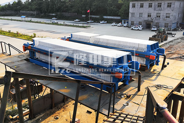 一臺環(huán)保的隆中脫水型污泥廂式壓濾機，為你展示全新洗沙回收體驗